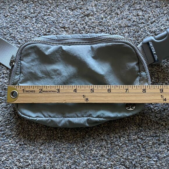 Lululemon Everywhere Women's Belt Bag Gray Small 8x5" Pockets Travel - Picture 2 of 6